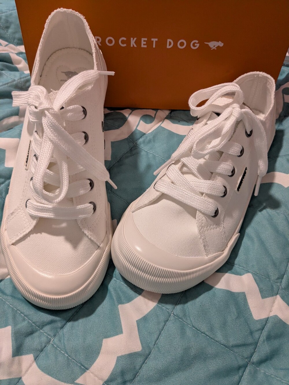 Rocket Dog White Low-Top Canvas Lace-Up Sneakers Sz 8M New With Box